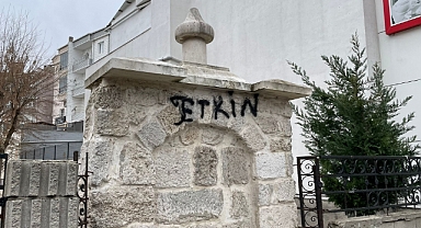 Tarihi Çeşmeye Sprey Darbesi