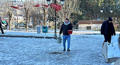 Tekirdağ'da kar sonrası buzlanma; esnaf yollara tuz döktü