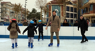 YARI YIL TATİLİNDE BUZ PATENİ KEYFİ