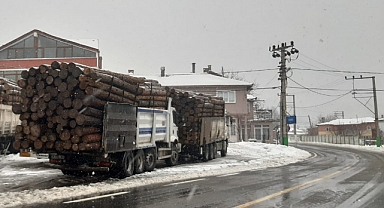 Yoğun Kar Yağışı Ulaşımı Felç Etti