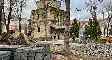 Zindan Baba Türbesi'nde Yenileme Çalışmaları Hızla Devam Ediyor