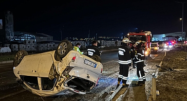 Aydınlatma direğine çarpan otomobil takla attı; 1 yaralı