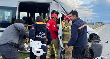 Ayvalık'ta fabrika işçilerinin taşındığı servis ile TIR çarpıştı: 9 yaralı