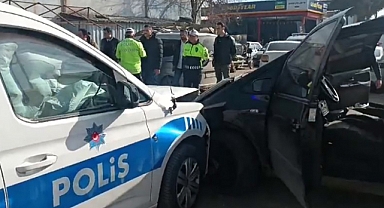 Bulgaristan plakalı otomobil, takip sırasında ekip aracına çarptı; 2 polis yaralı