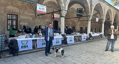 Deva Partisi Belediye Başkan Adayı Serhat Paksoy Lokma Dağıttı