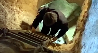 Evin altına 40 metrelik kuyu açıp, asansör sistemi kurarak define aradılar