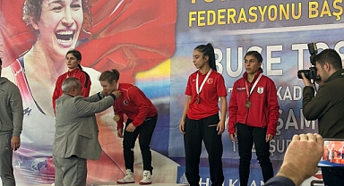 Kırklareli Valisi Birol Ekici, Lüleburgazlı Genç Güreşçiyi Tebrik Etti