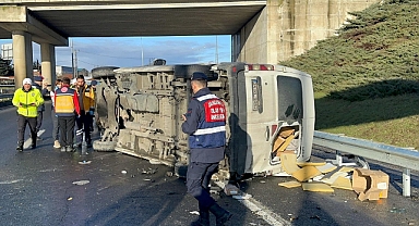 Minibüs, bariyere çarpıp devrildi: 1 ölü, 1 yaralı