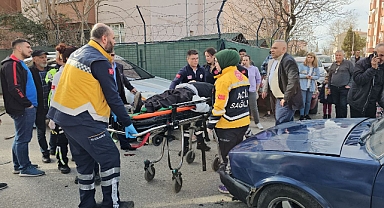 Otomobille çarpışan motosikletteki 2 kişi yaralandı; sürücü arkadaşını bırakıp kaçtı