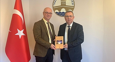 Rektör Erhan Tabakoğlu'na Kitap Takdim Edildi