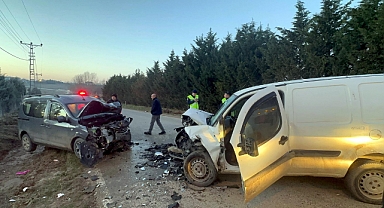 Tekirdağ’da iki hafif ticari araç çarpıştı; 4 yaralı