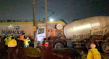 Yolcu treni, hemzemin geçitte beton mikserine çarptı; 1 yaralı