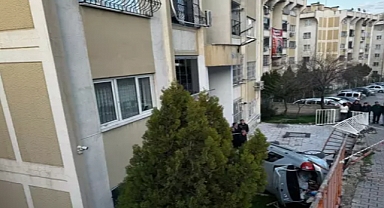 Çarptığı çocuğun ağır yaralanmasına neden olan otomobil, apartmanın bahçesine düştü