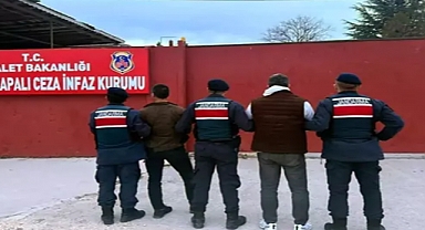 Kendilerini polis ve jandarma olarak tanıtan 2 dolandırıcılık şüphelisi tutuklandı