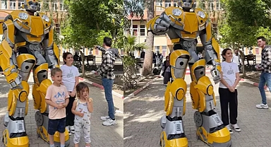 Oy kullanmaya robot kostümüyle geldi