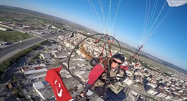 Paramotorla 'Çanakkale şehitleri' anısına saygı uçuşu yaptı