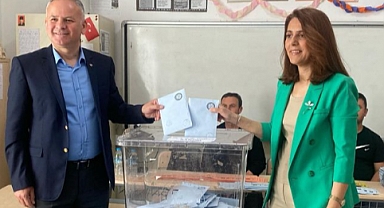 Oylar kullanılmaya devam ediyor; Serdar Türker ve Eşi Ayşen Türker Oylarını Kullandı