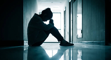 Sürekli Mutluluk Arayışı: Yüzeyde Parlayan, Ancak Derinlerde Karanlık Olan Bir Paradoks