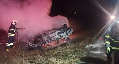 Takla atıp alev alan otomobilin sürücüsü, kazayı yara almadan atlattı