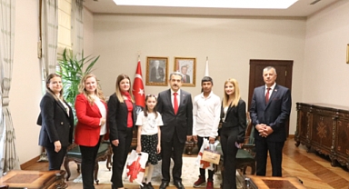 Kırklareli'nde 23 Nisan Coşkusu: Öğrenciler Sorumluluk Üstlendi