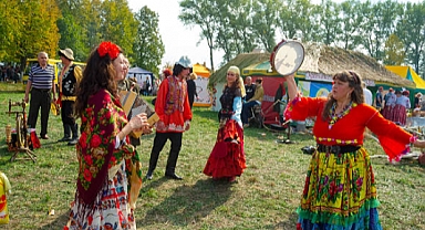 8 Nisan Dünya Romanlar Günü: Roman Kültürü ve Mirası Kutlanıyor