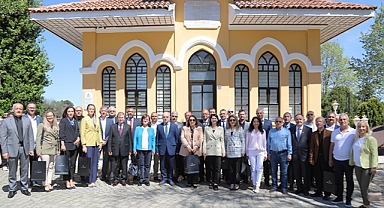 EDİRNE BELEDİYE BAŞKANI AV. FİLİZ GENCAN AKIN, MAHALLE MUHTARLARI VE HUZUREVİ SAKİNLERİYLE BAYRAMLAŞTI