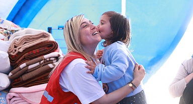 KIZILAY'IN İYİLİK ORDUSU BAYRAMLIKLARLA YÜZLERİ GÜLDÜRÜYOR