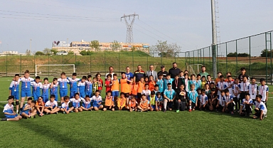 Lüleburgaz Yıldızları Futbol Akademisi'nde Coşkulu 23 Nisan Çocuk Şenliği: İlkokullar Arası Futbol Turnuvası
