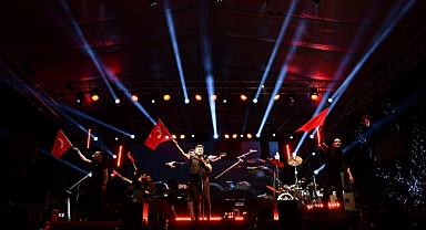 Bağımsızlık ateşi karanlığı aydınlattı