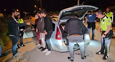 Edirne'de 'dur' ihtarına uymayan otomobilde balık istifi 14 kaçak göçmen yakalandı, 3 kişi kaçtı