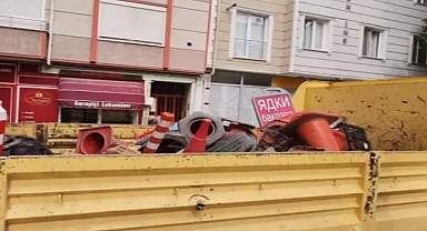 Edirne'de trafik akışı ve yayaların geçişini engelleyen dubalar toplatıldı