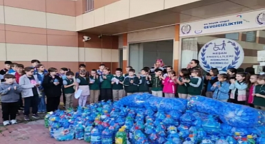 İlkokul öğrencileri topladıkları 220 kilo mavi kapağı yetkililere teslim etti