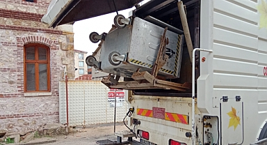 Kırklareli Belediyesi Çöp Konteynırlarını Yıkayarak ve Dezenfekte Ederek Temizliyor