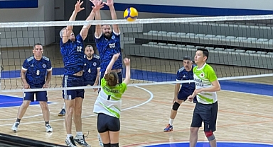 Lüleburgaz Halk Eğitimi Merkezi Voleybol Takımı Filede Boy Gösterdi