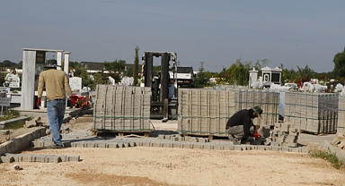 Parke Taş Çalışmaları Devam Ediyor