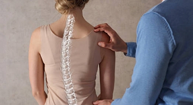 Skolyoz: Belirtileri ve Nedenleri Nedir?