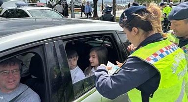 Tekirdağ'da trafik uygulamasında çocuklara kitap hediye edildi