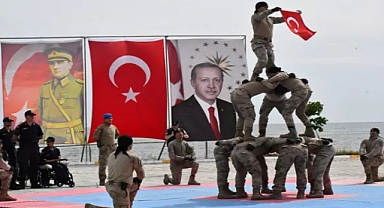 Temsili askerlik töreninde komandoların gösterisi ilgiyle izlendi