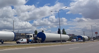 Kırklareli Belediyesi, Şehir Merkezinde Rüzgar Gülü Direklerinin Güvenli Taşınması İçin Tedbirler Aldı