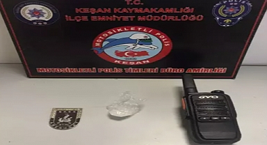 Üzerinde askeri personel rozeti ve telsiz bulunan taksiciye gözaltı