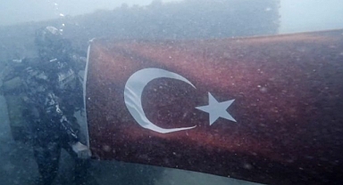 Ay-Yıldız Su Altında Dalgalandı