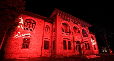 KIZILAY KIRMIZISI TÜRKİYE’NİN SEMBOL YAPILARINA YANSIDI