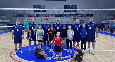 Halk Eğitim Merkezi Müdürlüğü Voleybol Takımı Çeyrek Finalde