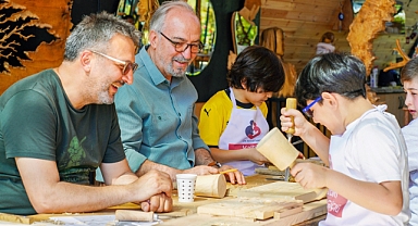 MİNİK KALPLERİNİ TAHTAYA İŞLEDİLER