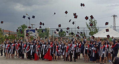 BABAESKİ MESLEK YÜKSEKOKULU'NDAN HEYECAN DOLU MEZUNİYET TÖRENİ