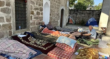 Edirne'de otellerde yer bulamayan güreşseverler, çadırlarda kaldı