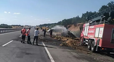 EDİRNE'DE, SEYİR HALİNDEKİ TRAKTÖRE BAĞLI 2 RÖMORK VE ÜZERİNDEKİ SAMAN BALYALARI YANDI