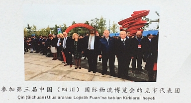 ESKİ BAŞKANIN FOTOĞRAFLARI YAKILDI