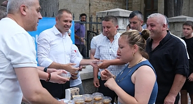 Kırklareli Belediyesi Başkanı Derya Bulut, Muharrem Ayında Aşure Dağıttı