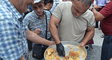 Kırklareli Cumhuriyet Caddesi'nde İmece Usulü Aşure Dağıtımı Büyük İlgi Gördü